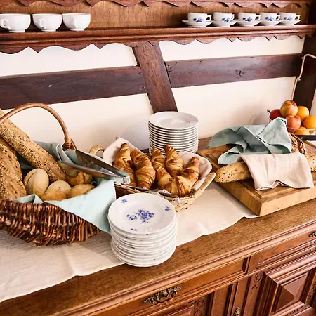 & Restaurant Rhoenhaeuschen Hotell *