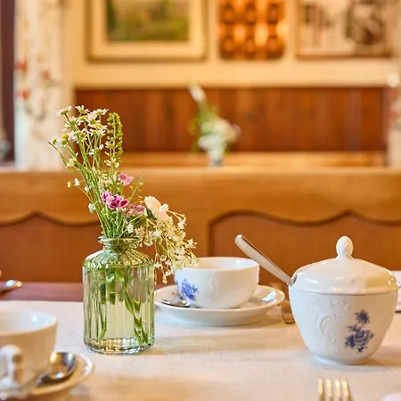 & Restaurant Rhoenhaeuschen *