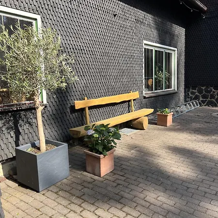 & Restaurant Rhoenhaeuschen *